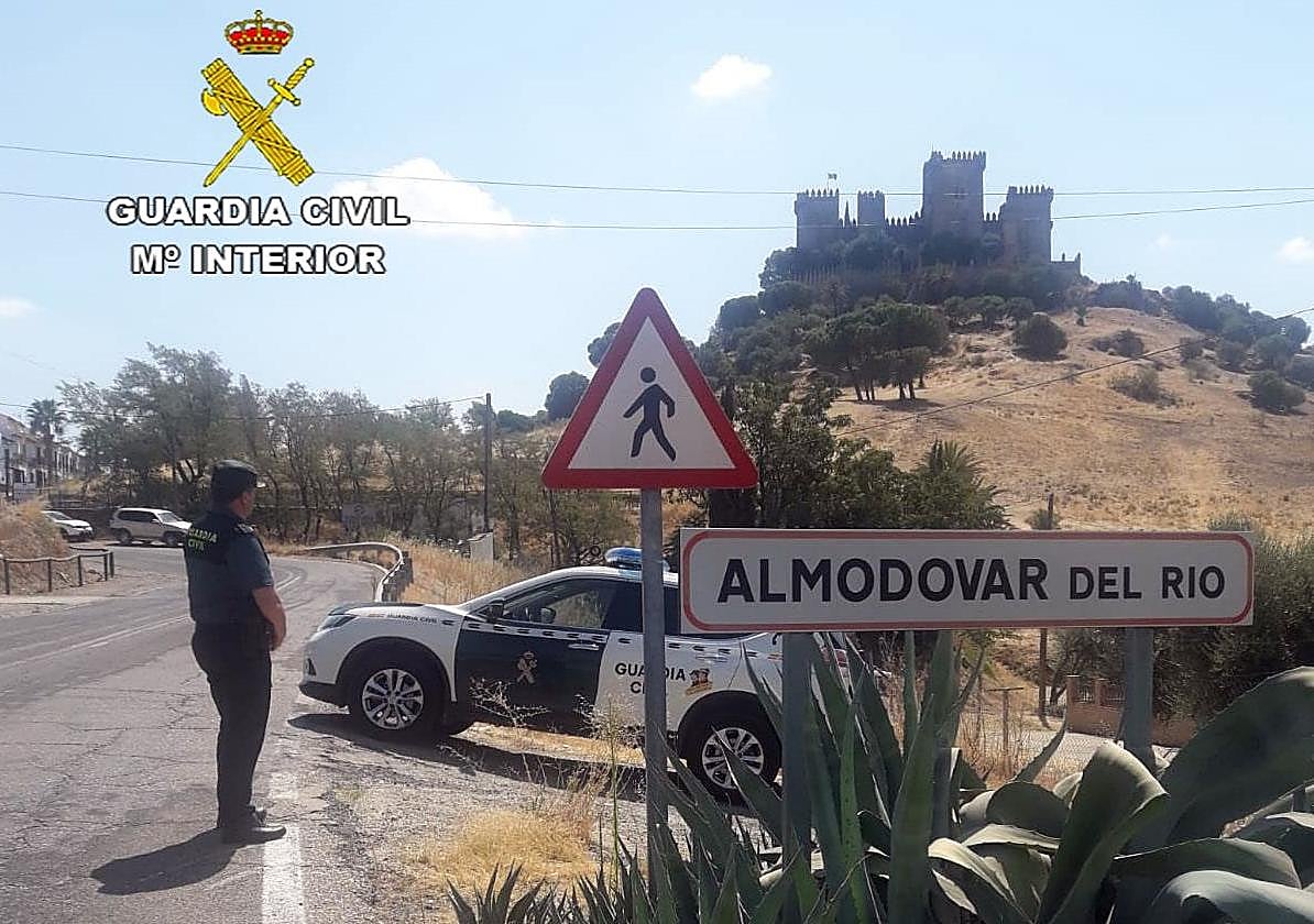 Roba 7.000 euros escondidos en un bote de harina en un comercio de Almodóvar del Río