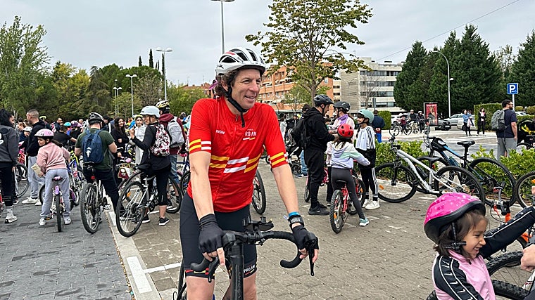 El concejal de Deportes de Toledo, Rubén Lozano, listo para pedalear