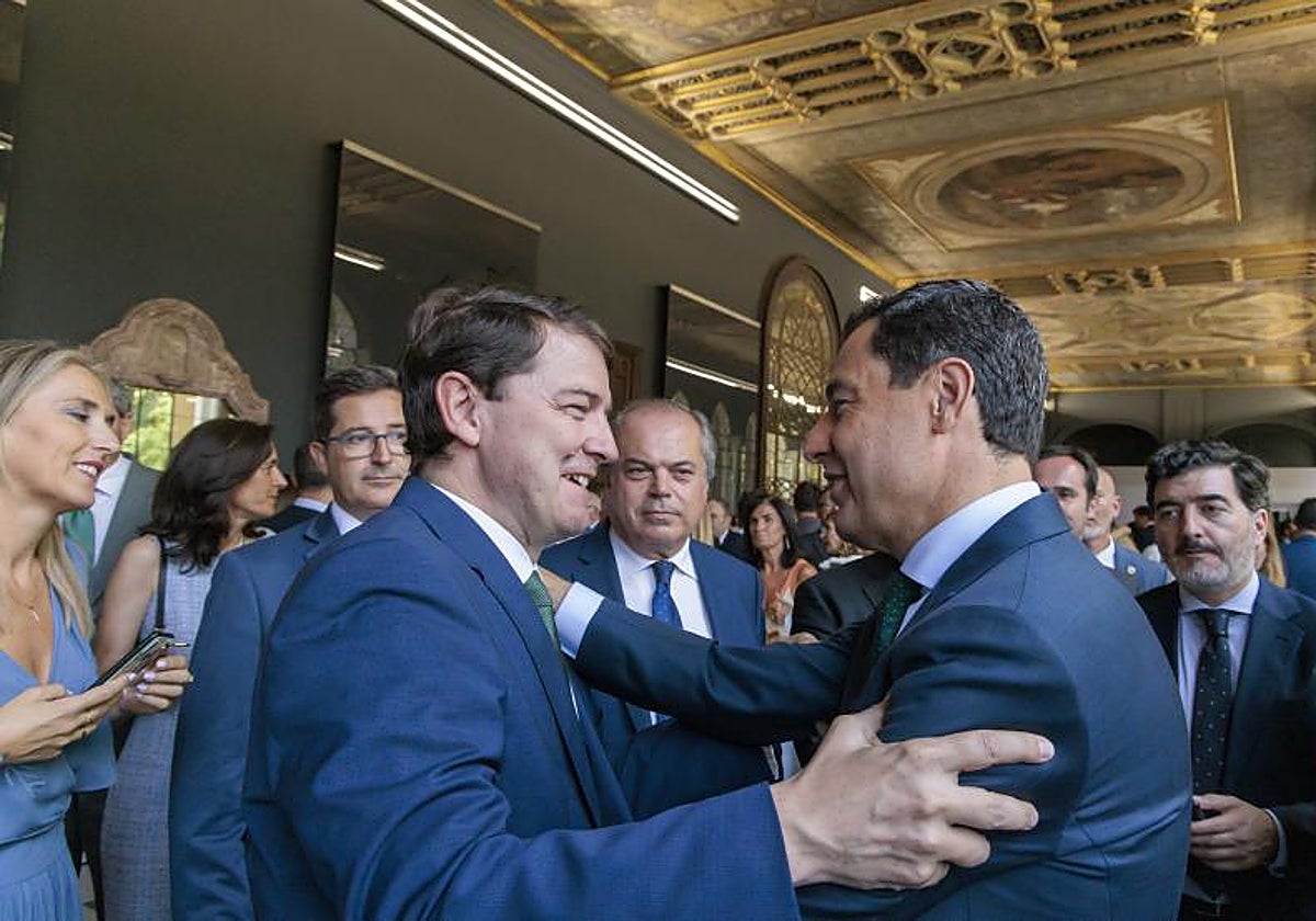 Alfonso Fernández Mañueco, presidente de Castilla y León, junto a Juanma Moreno, líder del Ejecutivo andaluz