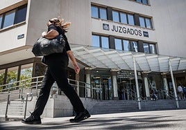 Denuncian «una brutal agresión» a dos funcionarios en los calabozos de los juzgados de Plaza de Castilla de Madrid