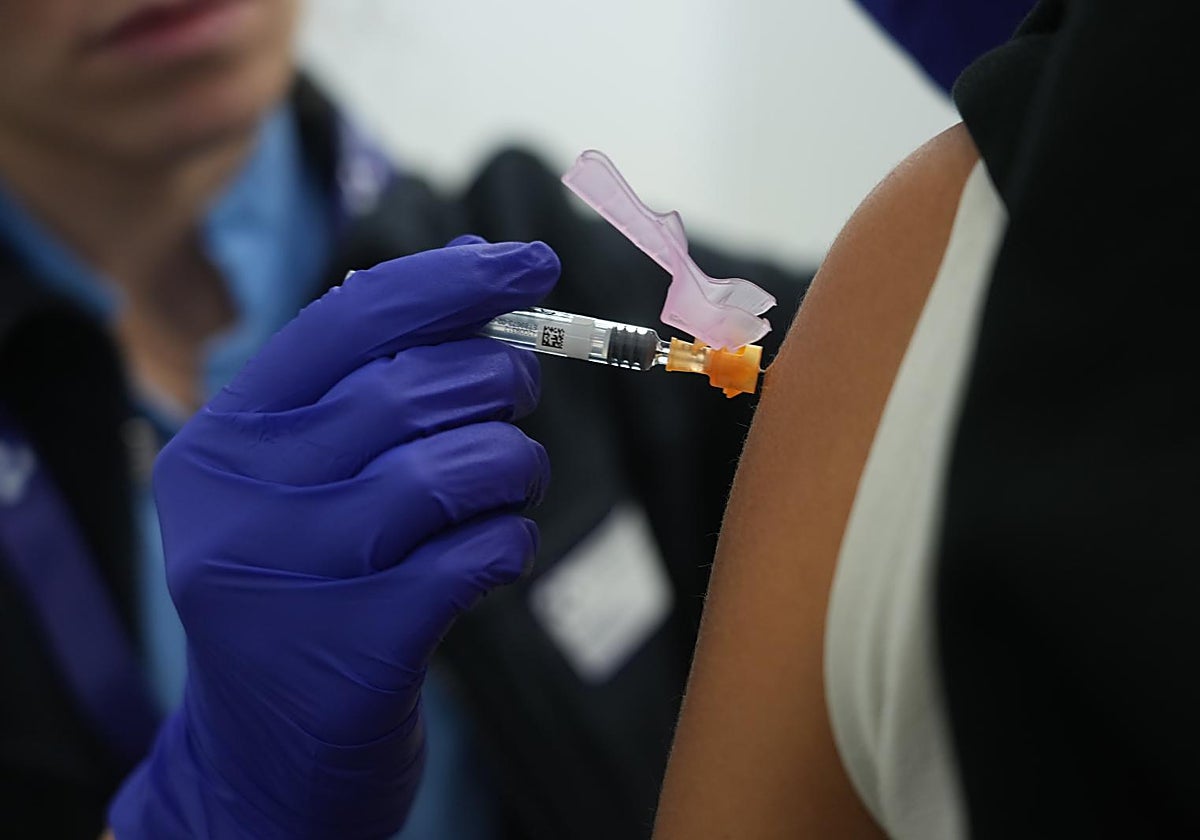 Una persona recibe la vacuna contra la gripe en el Centro de Refuerzo dispuesto en BIlbao