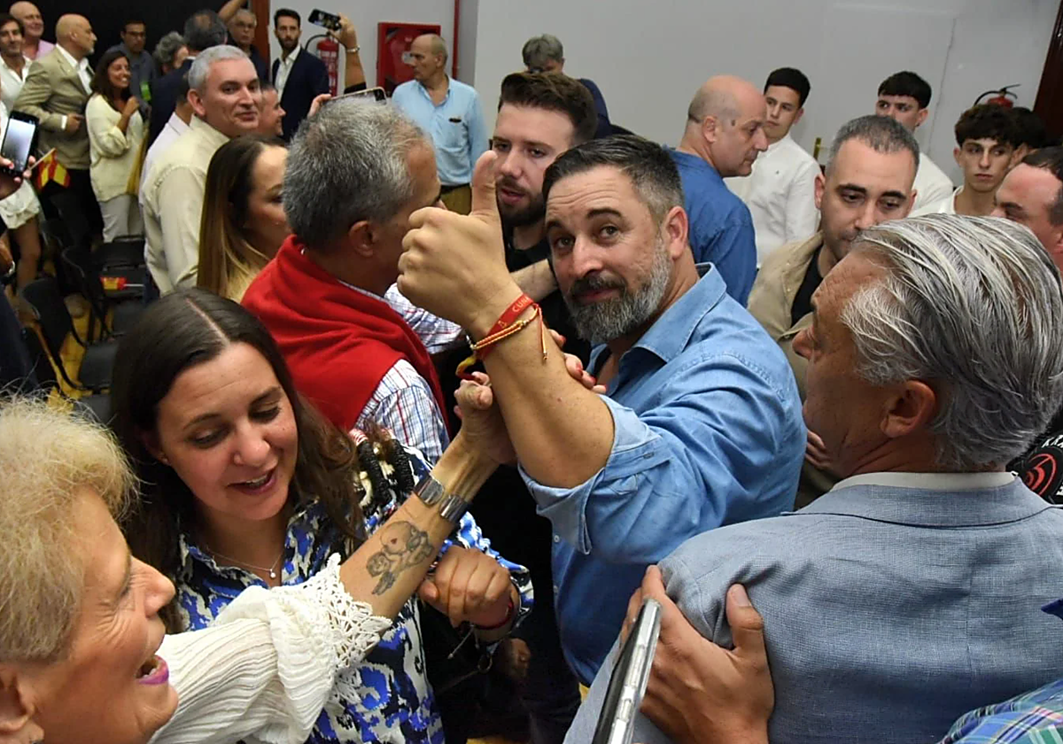 Abascal pide «echar al gobierno de la traición, la corrupción y la invasión migratoria» en su visita a Canarias