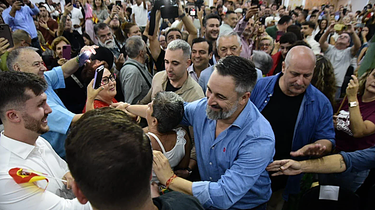 Abascal pide «echar al gobierno de la traición, la corrupción y la invasión migratoria» en su visita a Canarias