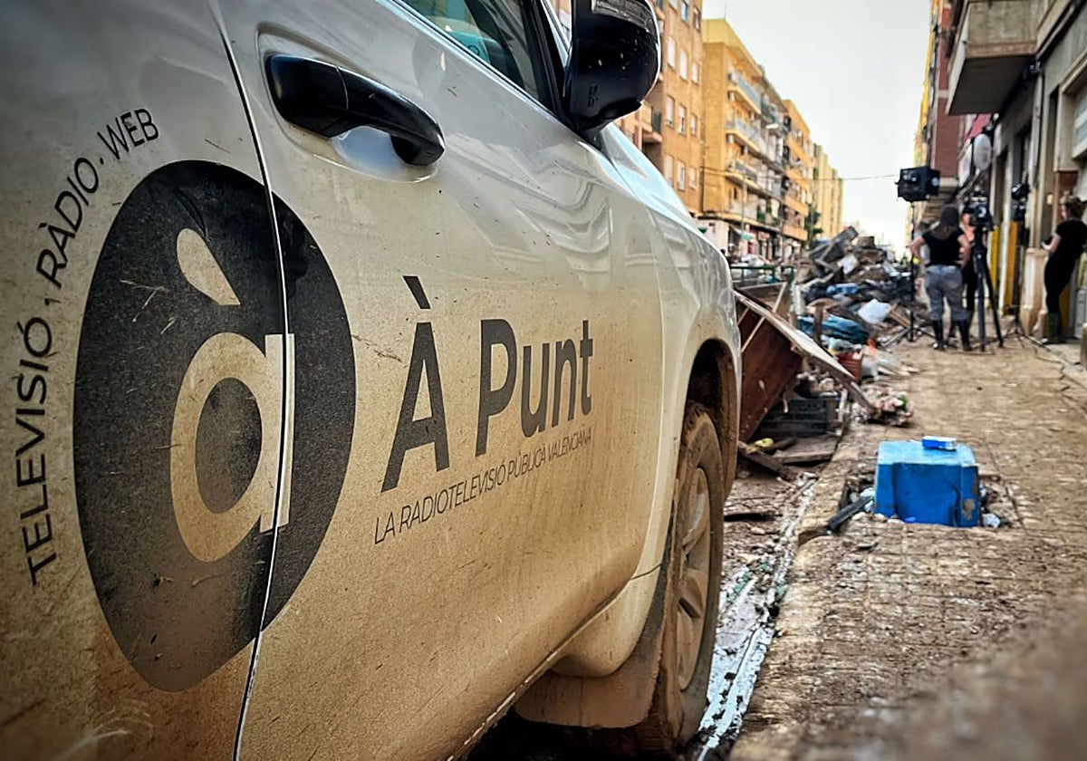 Imagen de un coche de À Punt en una zona afectada por la dana
