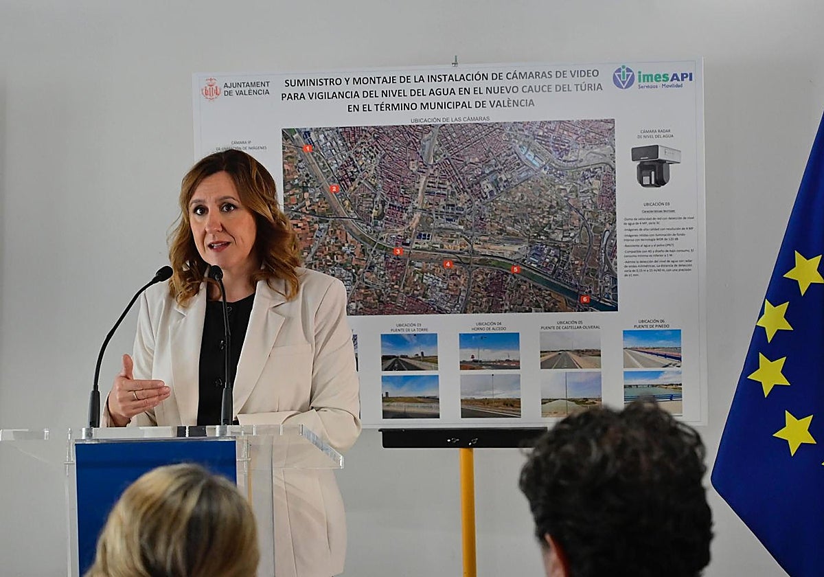 Imagen de la alcaldesa de Valencia, María José Catalá, durante la presentación de las nuevas cámaras de vigilancia del nuevo cauce del río Turia