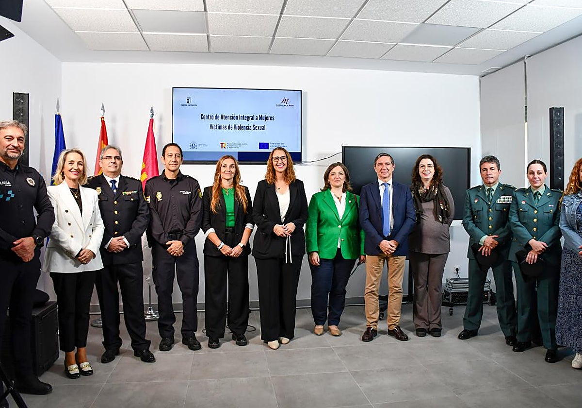 La consejera de Igualdad junto a las autoridades asistentes al acto