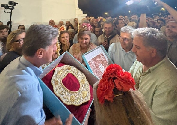 Imagen secundaria 1 - Llegada al Santuario y entrega del rostrillo para la Patrona almonteña a la Hermandad Matriz 