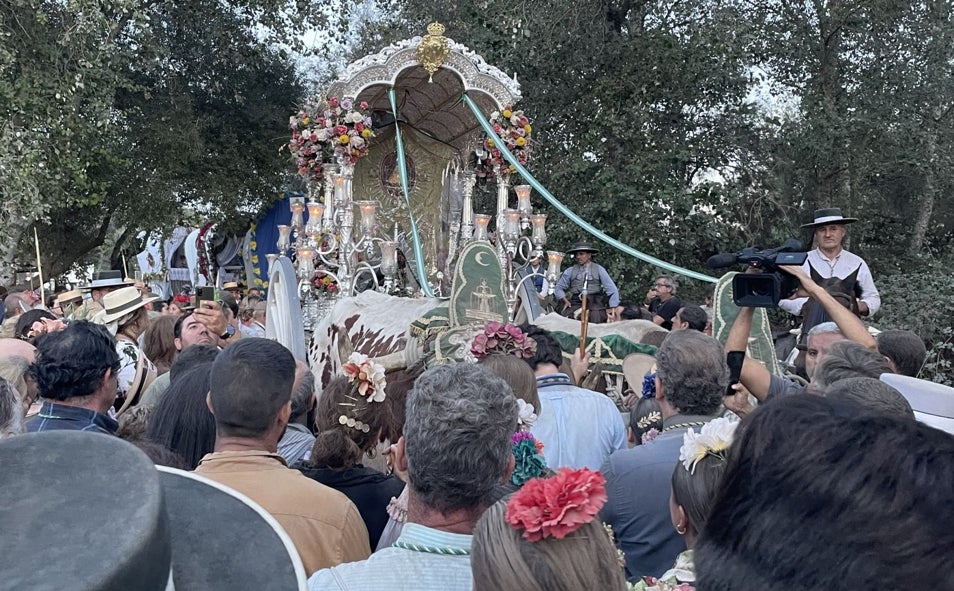 Imagen principal - Arriba llegada al Ajolí, parada en El Moralejo y las carretas de bueyes en la 'Casa del Bichero'
