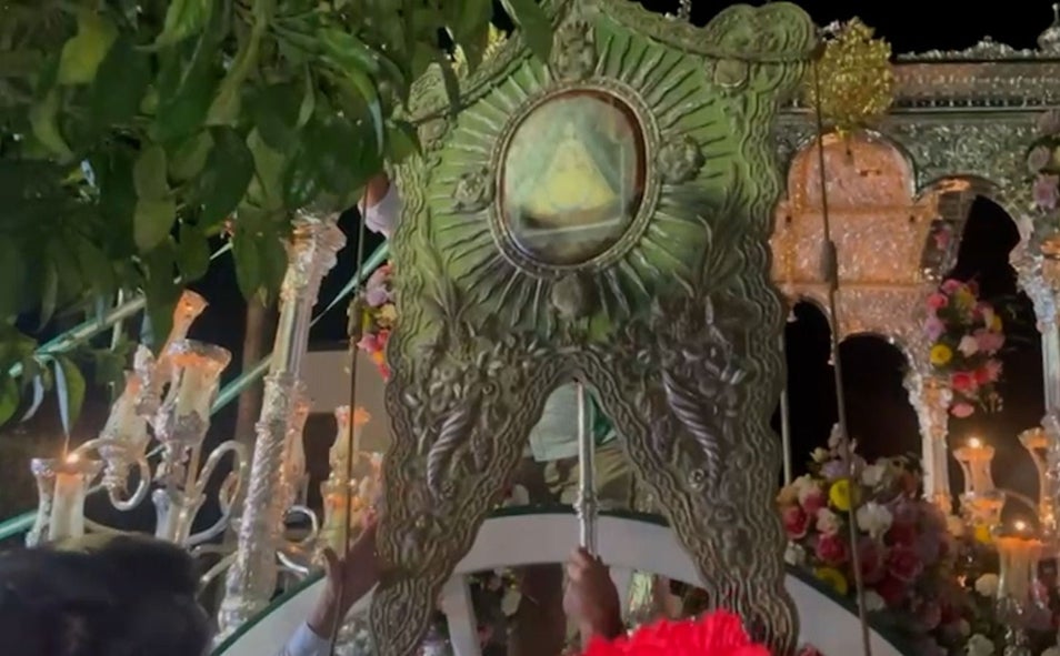 Imagen principal - El Simpecado de Pilas es entronizado en la carreta y seguido por una muchedumbre hasta la despedida en la calle Blanca Paloma 