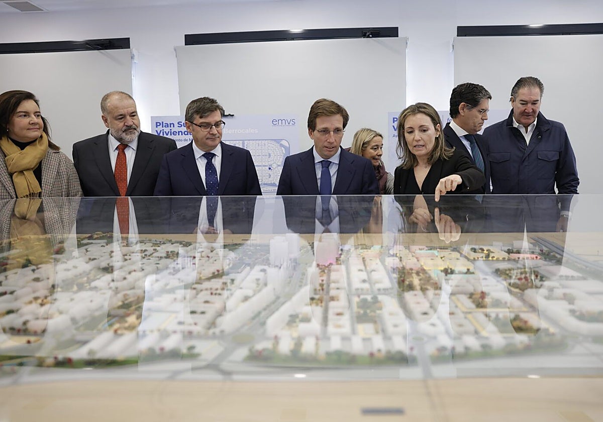 El alcalde de Madrid, José Luis Martínez-Almeida, el delegado de Políticas de Vivienda y presidente de EMVS Madrid, Álvaro González, y el concejal de Vicálvaro, Ángel Ramos, en la presentación de la segunda fase del Plan Suma Vivienda