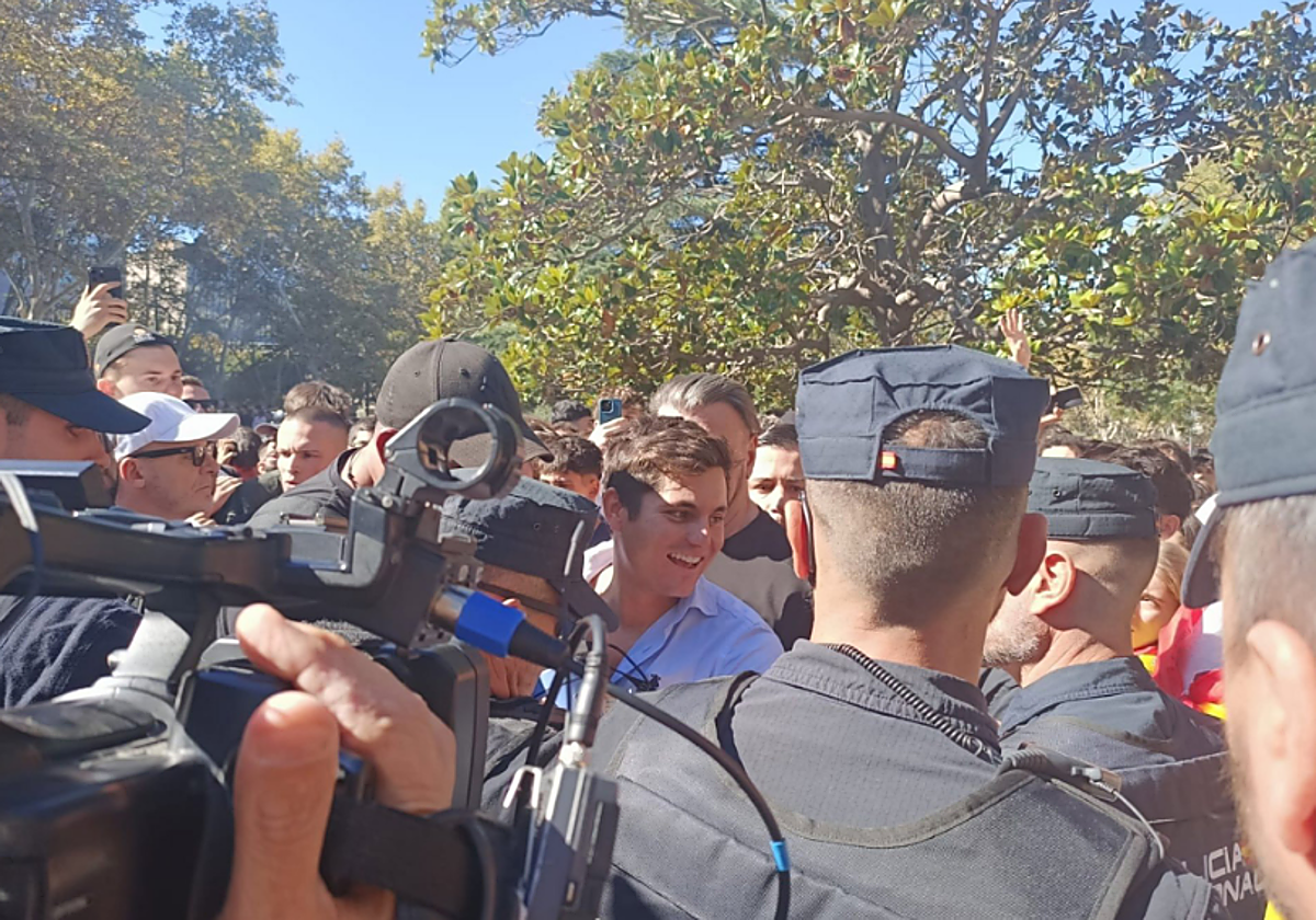 Imagen de Vito Quiles frente a la Universitat de Valencia