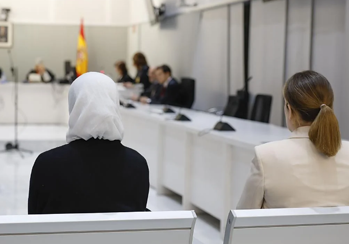 Yolanda Martinez Cobos (d) y Luna Fernández Grande (i) este lunes durante el juicio en su contra en la Audiencia Nacional.
