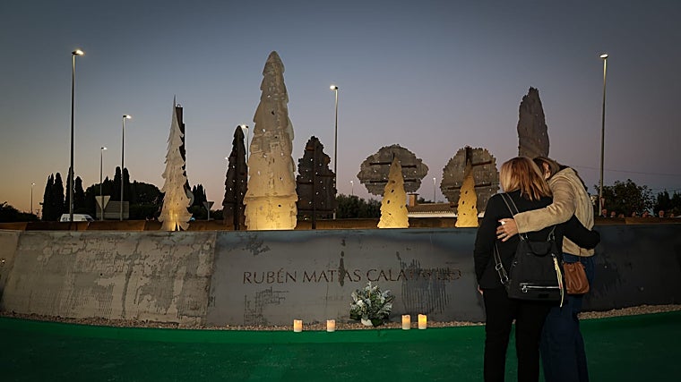 Imagen de dos mujeres frente al monumento de Torrent por las víctimas de la dana
