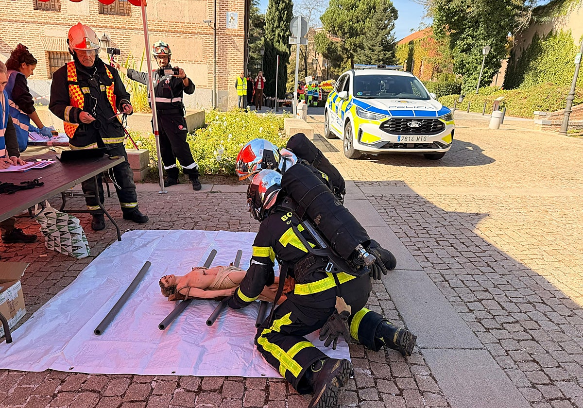 Bomberos trabajando en el simulacro desarrollado en el convento de La Encarnación