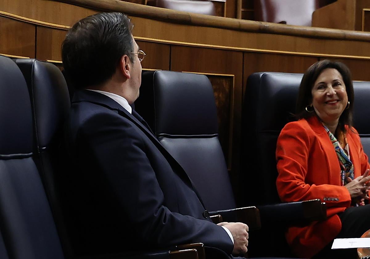 Los ministros José Manuel Albares y Margarita Robles conversan en el Congreso