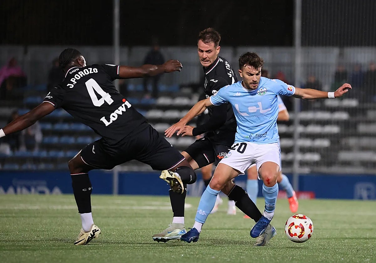 Un jugador del Ciudad de Lucena se marcha de un defensor del Leganés en la campaña pasada