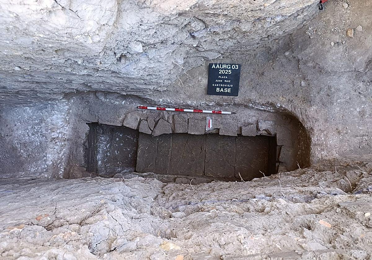 La tumba descubierta en la plaza Juan Ruiz de Castroviejo