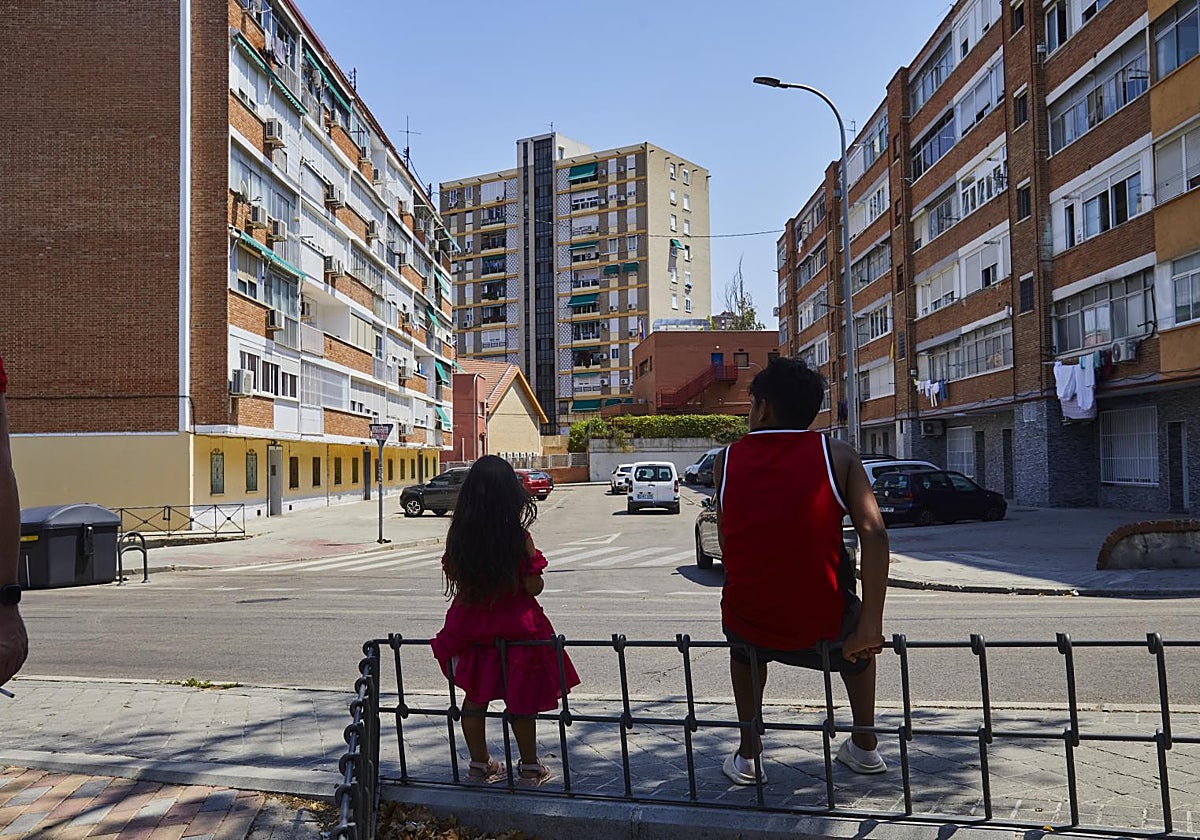 Imagen de archivo de dos menores de edad sentados en un parque