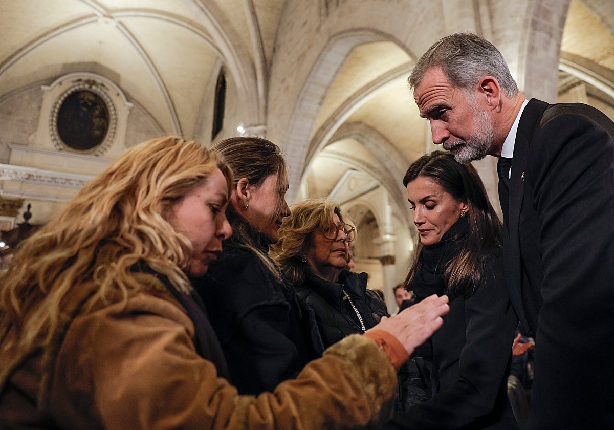 Los Reyes saludan a las víctimas durante el funeral en la catedral de Valencia