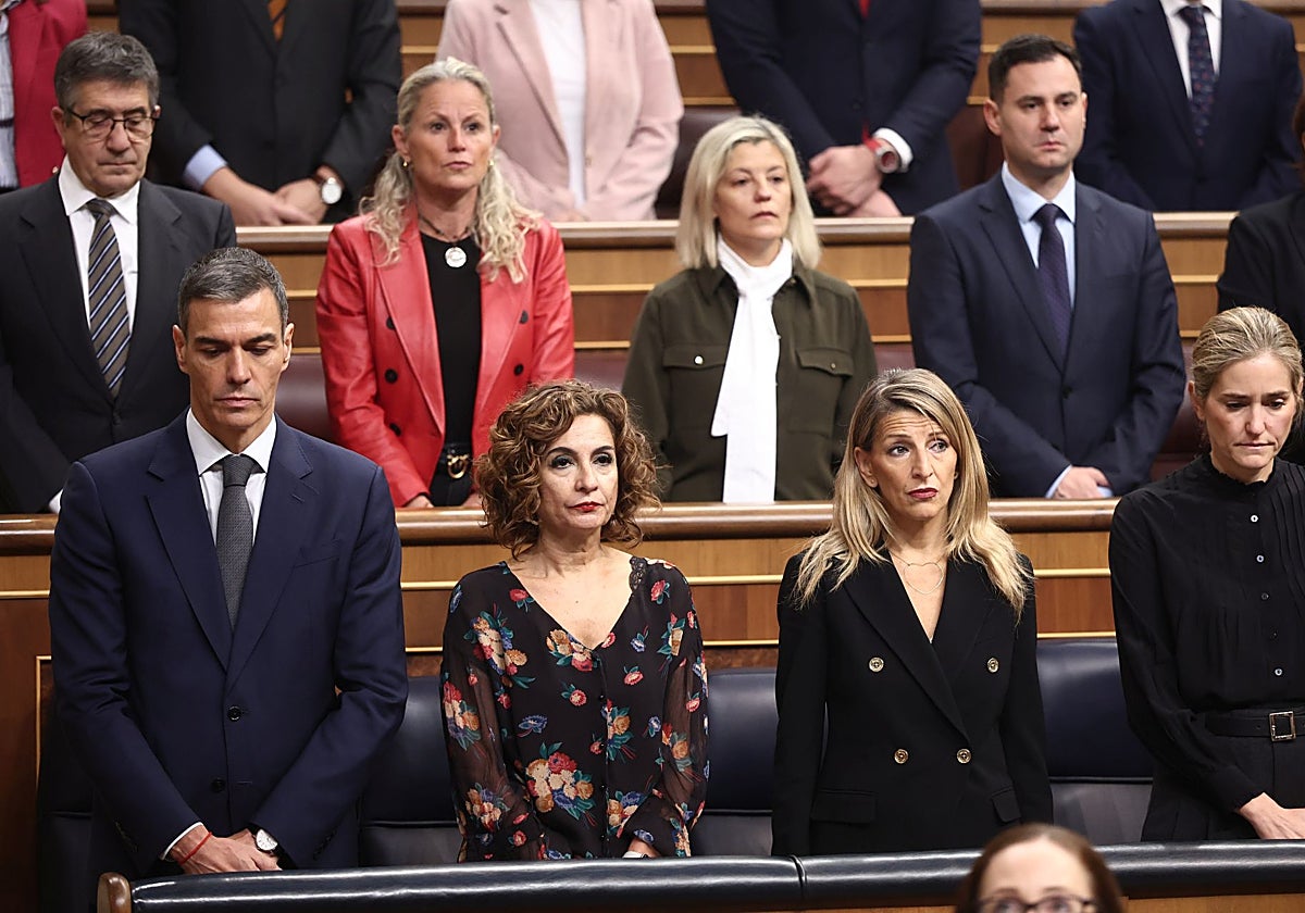 Pedro Sánchez, sus vicepresidentas y la bancada socialista, durante el minuto de silencio guardado en recuerdo de las víctimas de la dana