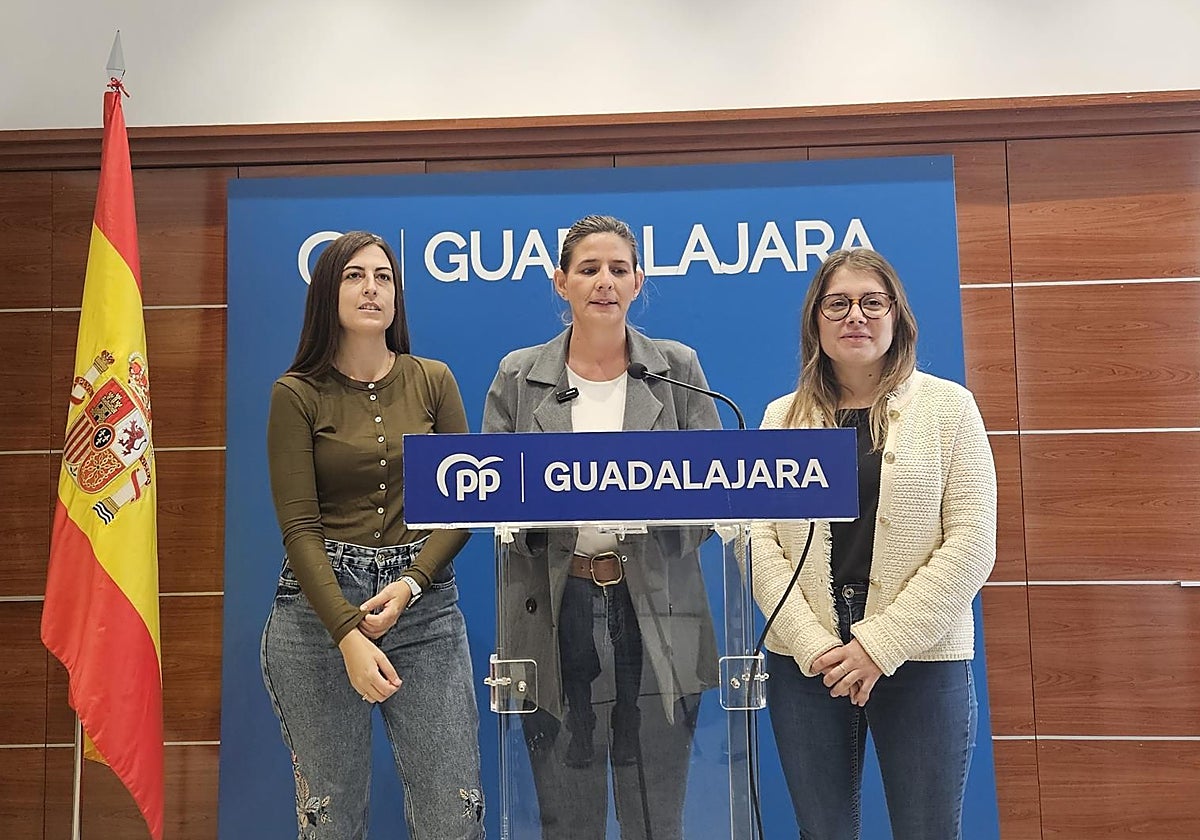 La secretaria general del Partido Popular de Castilla-La Mancha, Carolina Agudo, en rueda de prensa en Guadalajara