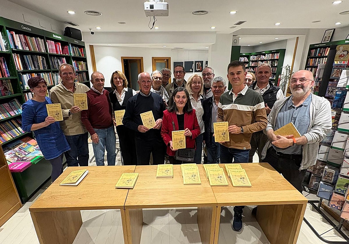 Faustino Lara con algunos de los asistentes a la presentación