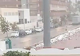 Una manga marina derriba el techo de un colegio en Ayamonte y el muro de un campo de fútbol en Isla Cristina