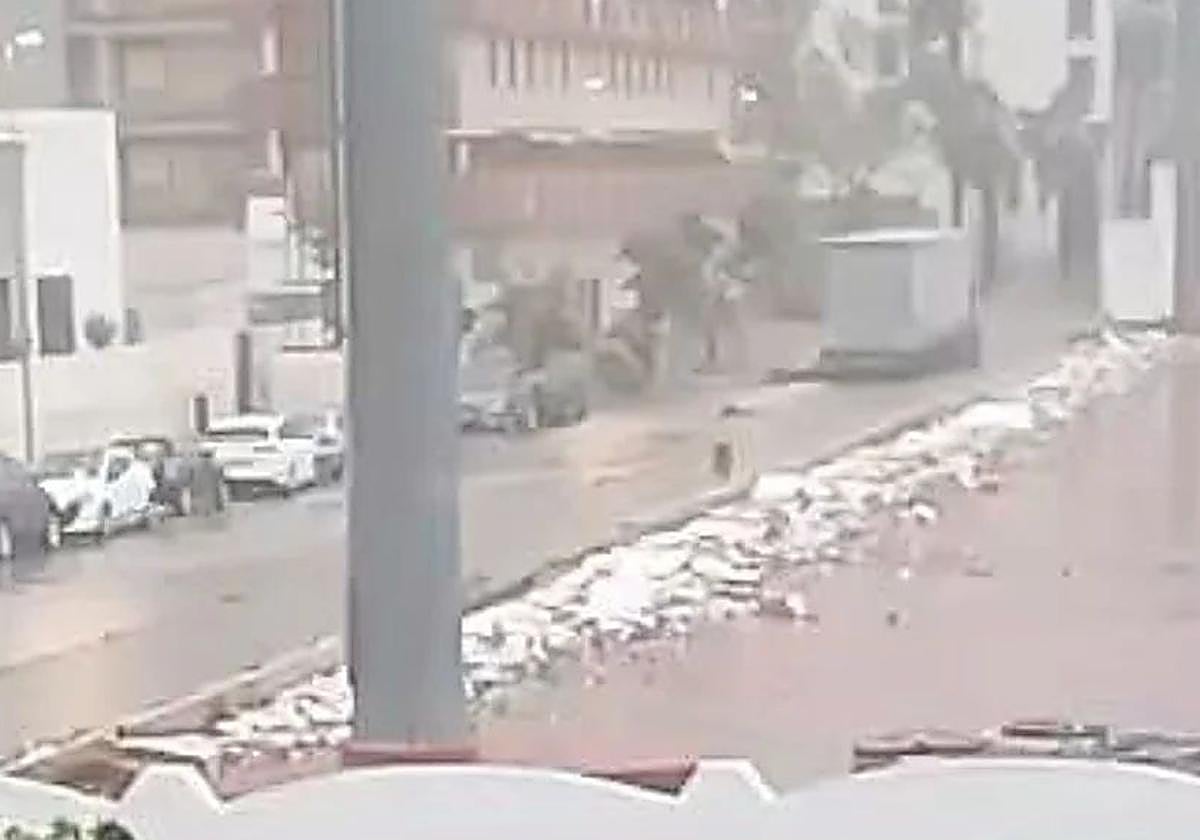 Muro caído en el campo de fútbol de Isla Cristina