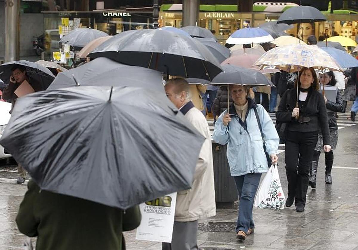 Viandantes bajo la lluvia