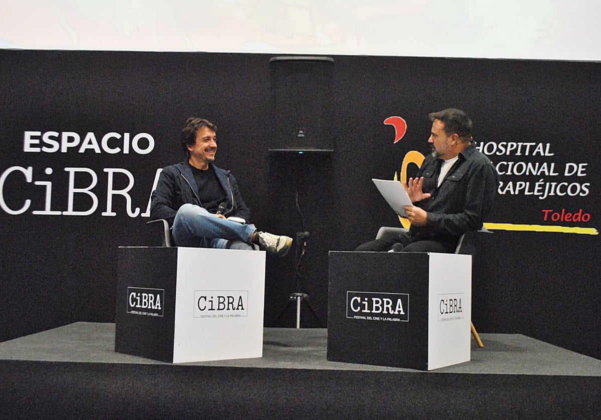 Javier Veiga charla con el periodista Roberto Lancha