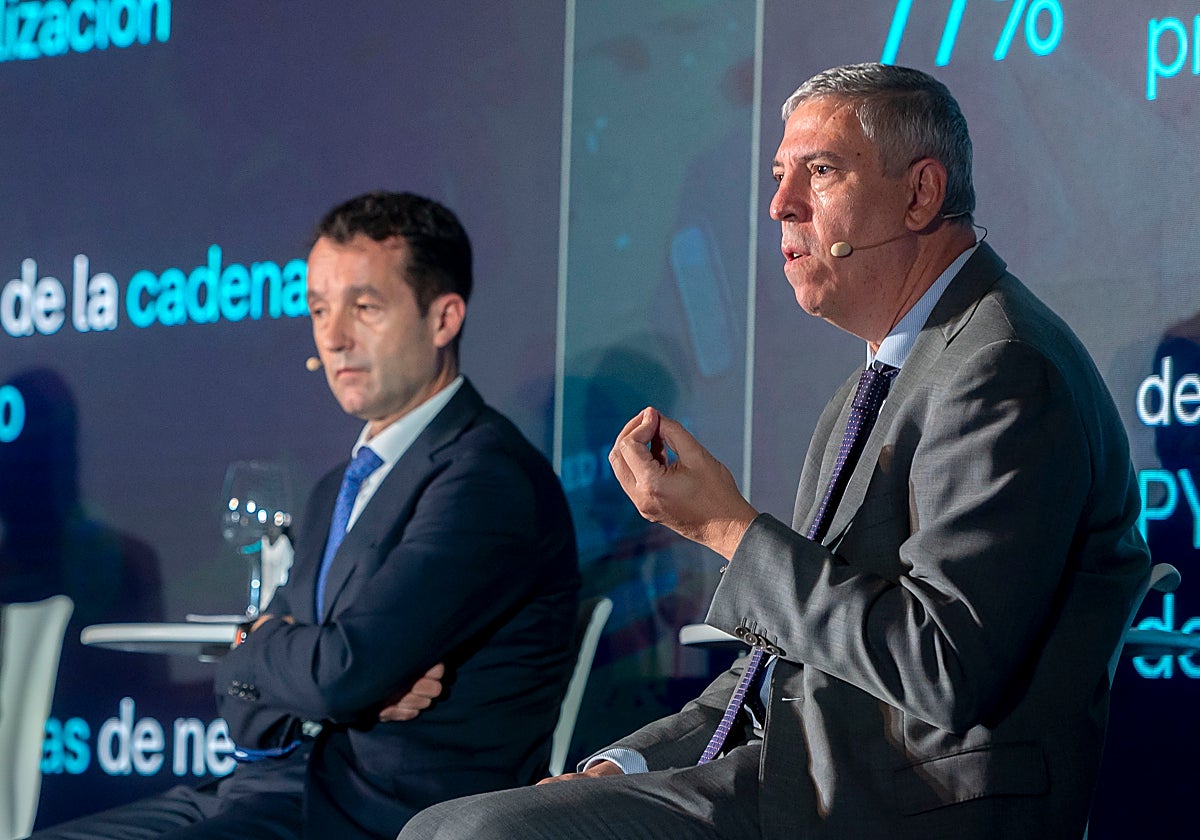 El presidente de Indra, Ángel Escribano, junto al CEO de la compañía, José Vicente de los Mozos