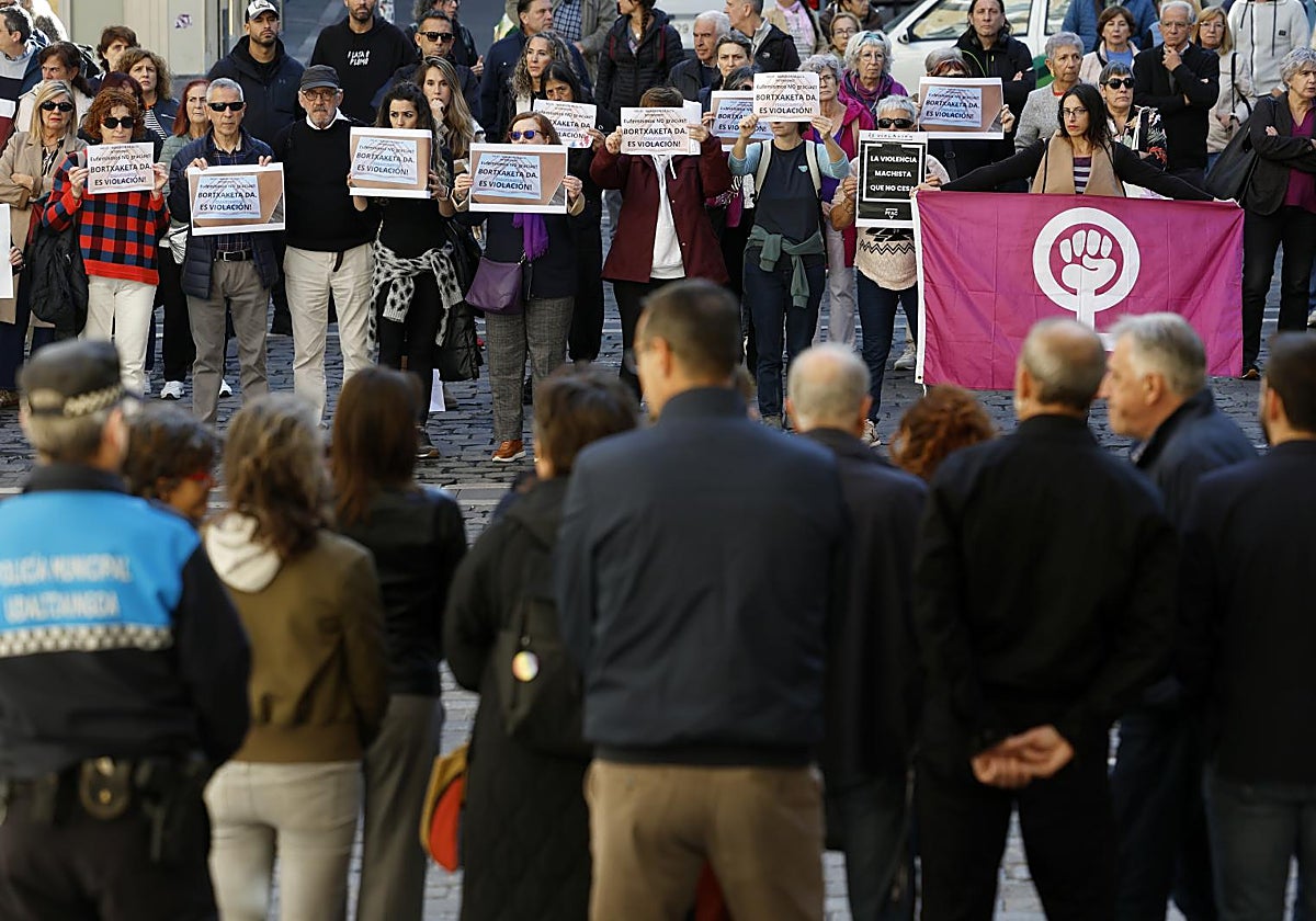 La juez envía a prisión a los detenidos de la nueva 'manada' de Pamplona,  que estaban en situación irregular