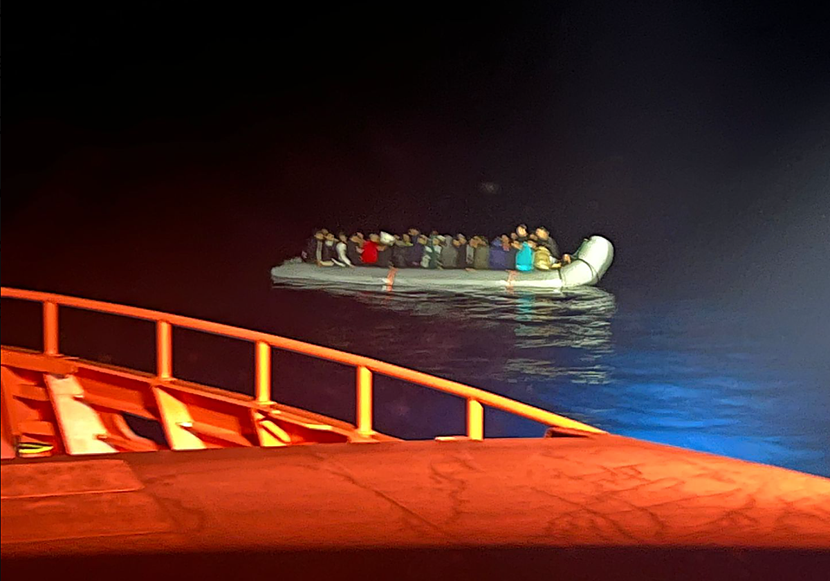 Rescate de dos embarcaciones precarias  cerca de Arrecife (Lanzarote)