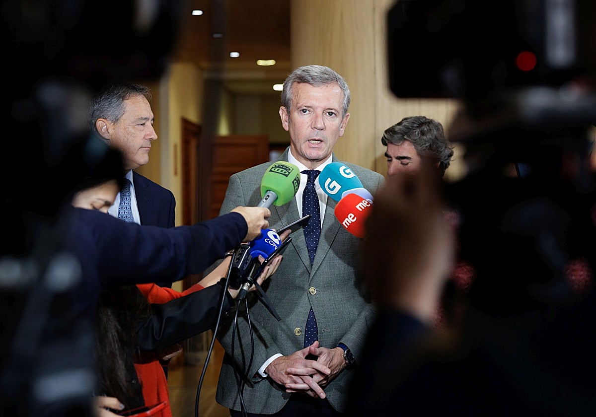 El presidente Rueda atiende a los medios en La Coruña