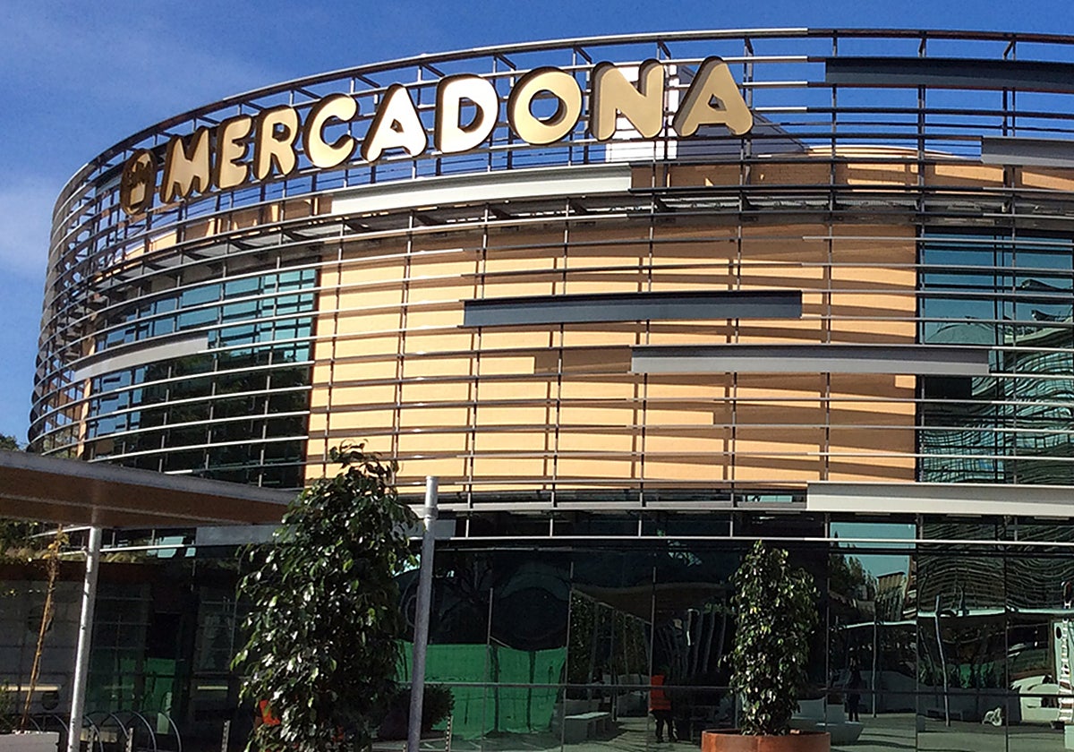 Exterior del supermercado Mercadona de Plaza de Armas, en Sevilla