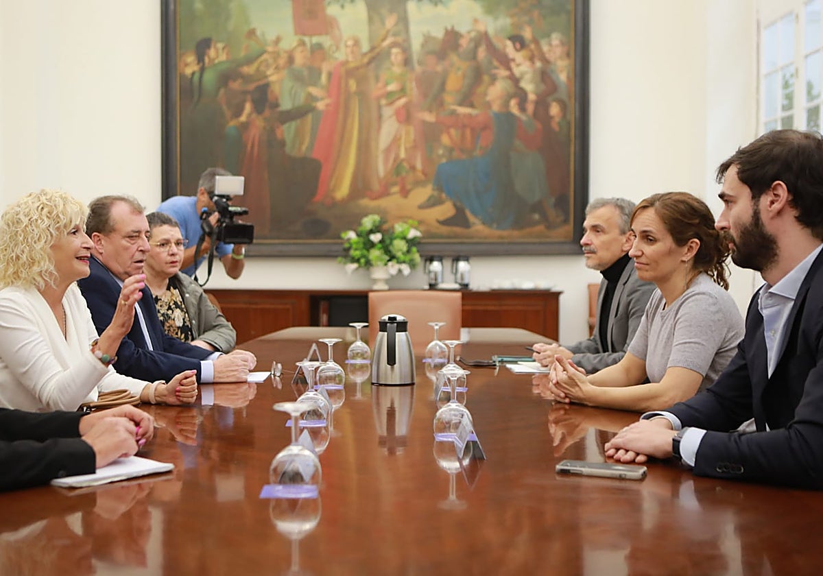 La ministra de Sanidad, Mónica García, se ha reunido con Amama Sevilla