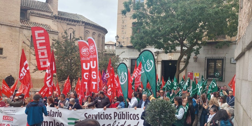 Concentración en Toledo en defensa de los servicios públicos de calidad en Castilla-La Mancha: «Basta de privatizaciones»