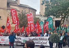 Concentración en Toledo en defensa de los servicios públicos de calidad en Castilla-La Mancha: «Basta de privatizaciones»
