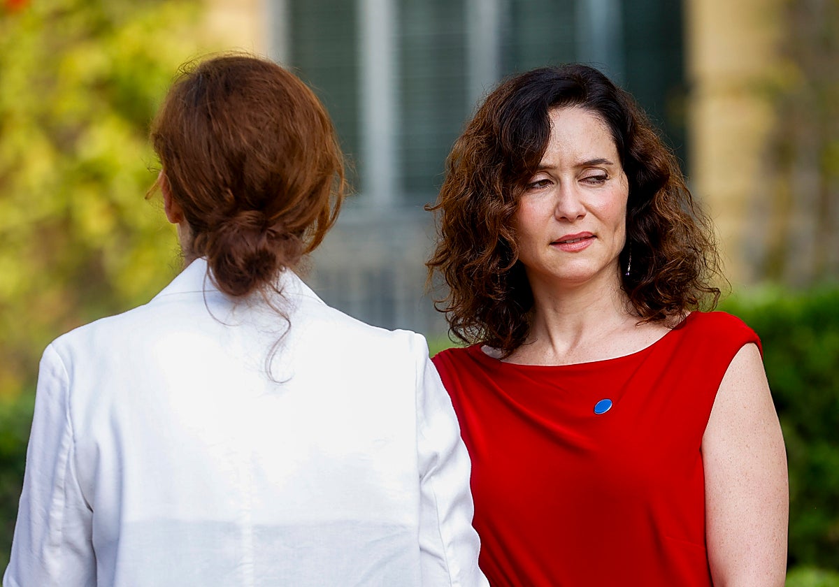 La presidenta del Gobierno madrileño, Isabel Díaz Ayuso, y la ministra de Sanidad, Mónica García