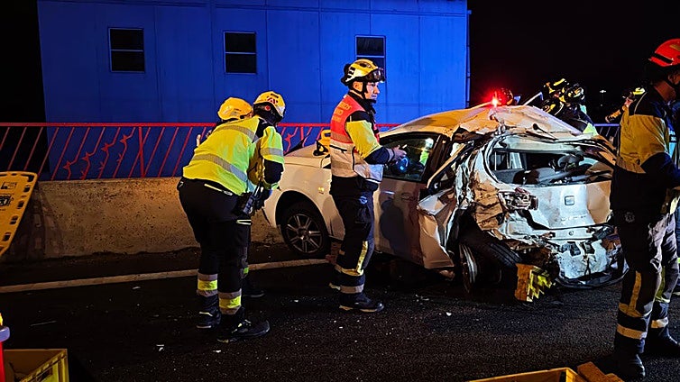 Herida grave una mujer de 45 años tras un accidente entre un coche, un autobús y un turismo en la M-45
