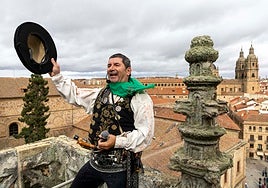 'El Mariquelo' vuelve a tocar el cielo en su ascenso a la torre de la Catedral Nueva de Salamanca