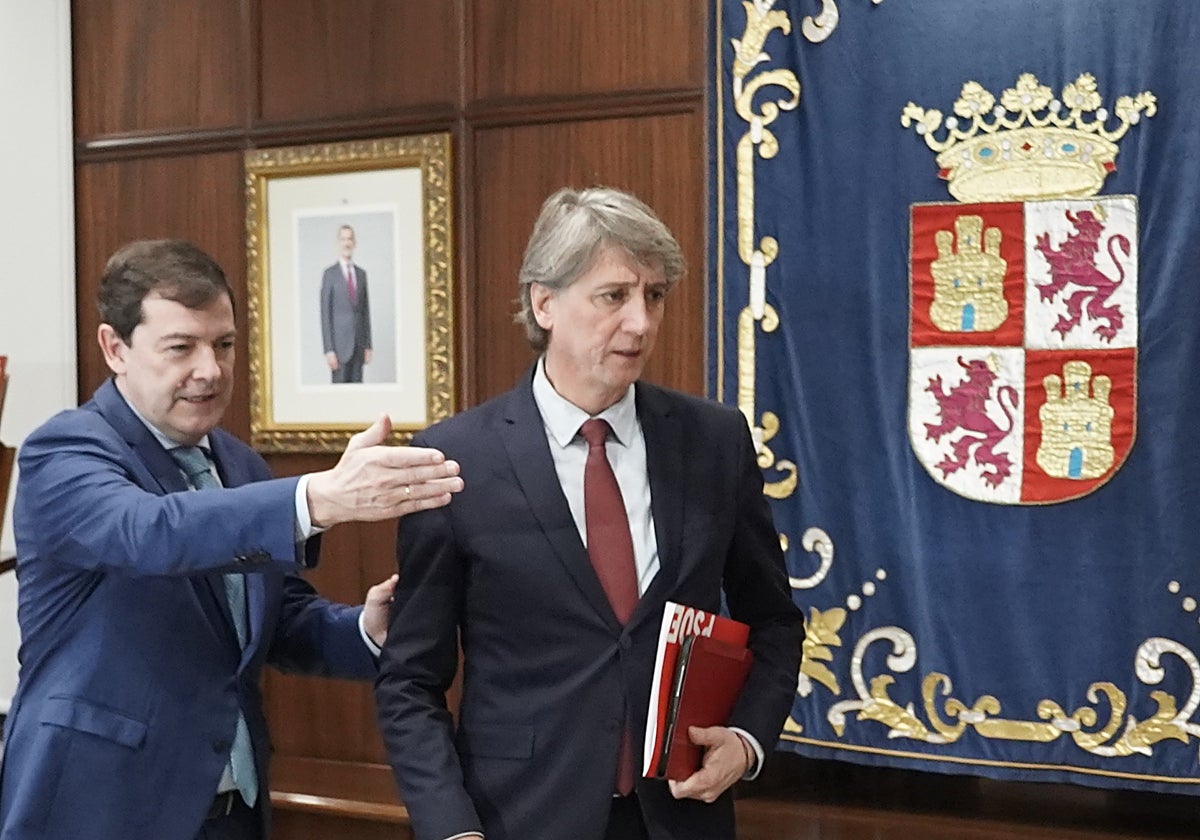 Mañueco y Martínez, durante el encuentro que mantuvieron en abril