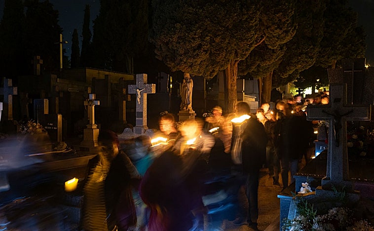 Imagen principal - Procesión de las Ánimas en el cementerio de San Atilano, en Zamora, nicho de Miguel de Unamuno en el cementerio de Salamanca y visitantes en el camposanto de León