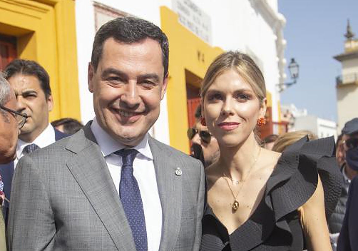 Juanma Moreno con su esposa Manuela Villena