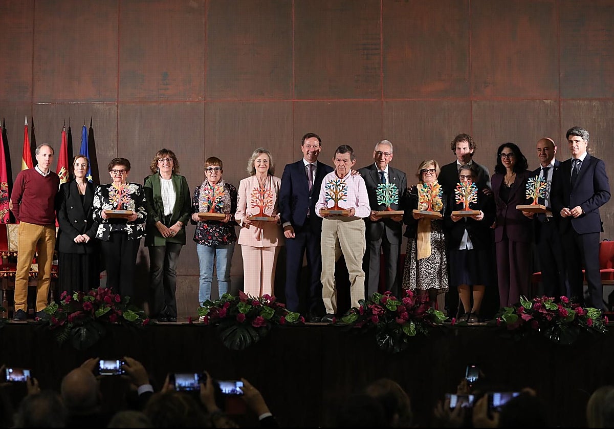Autoridades posan con los galardonados en los premios 'Huellas que dejan legado'