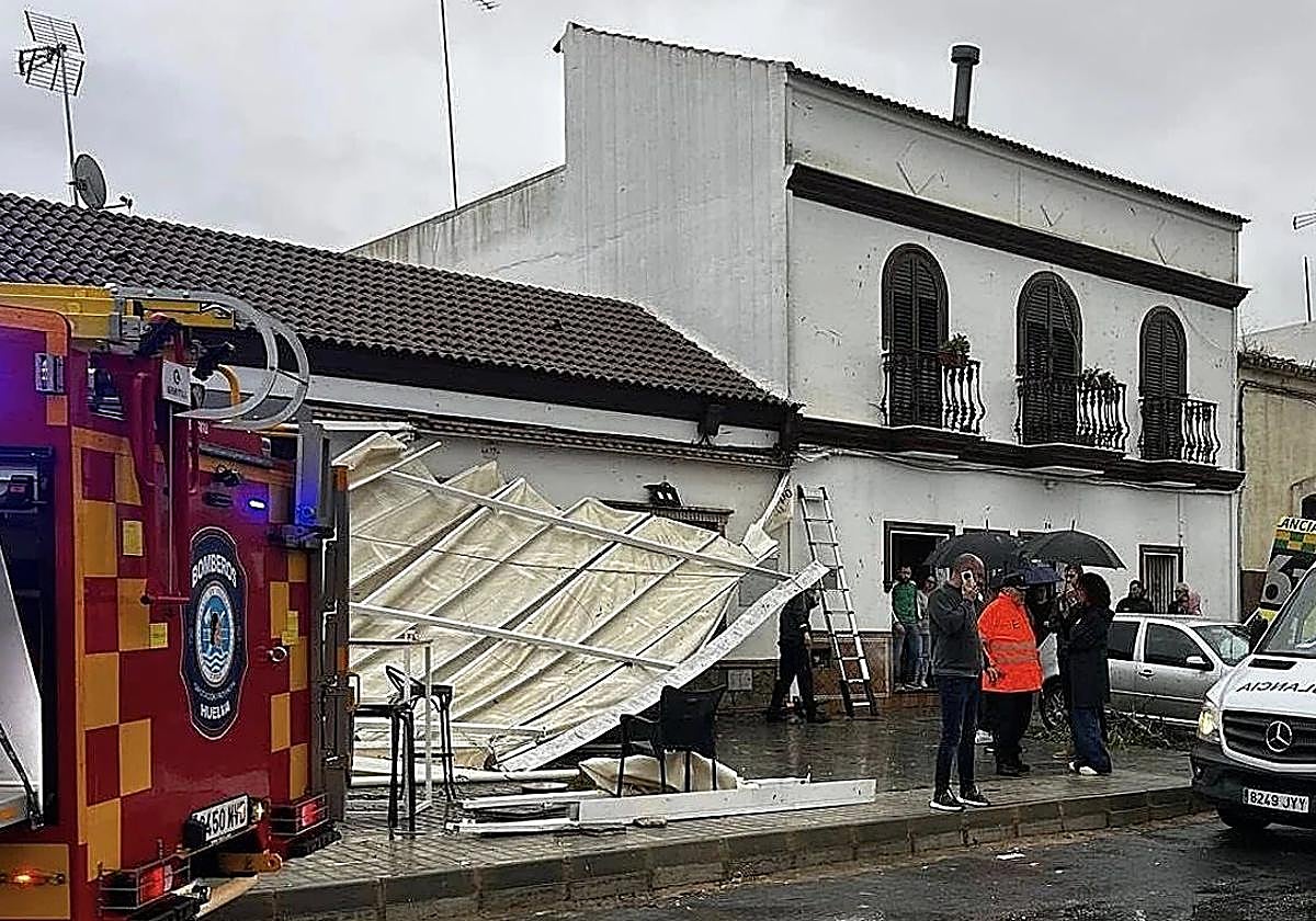 El toldo que se cayó en la calle Juan XXIII de Gibraleón