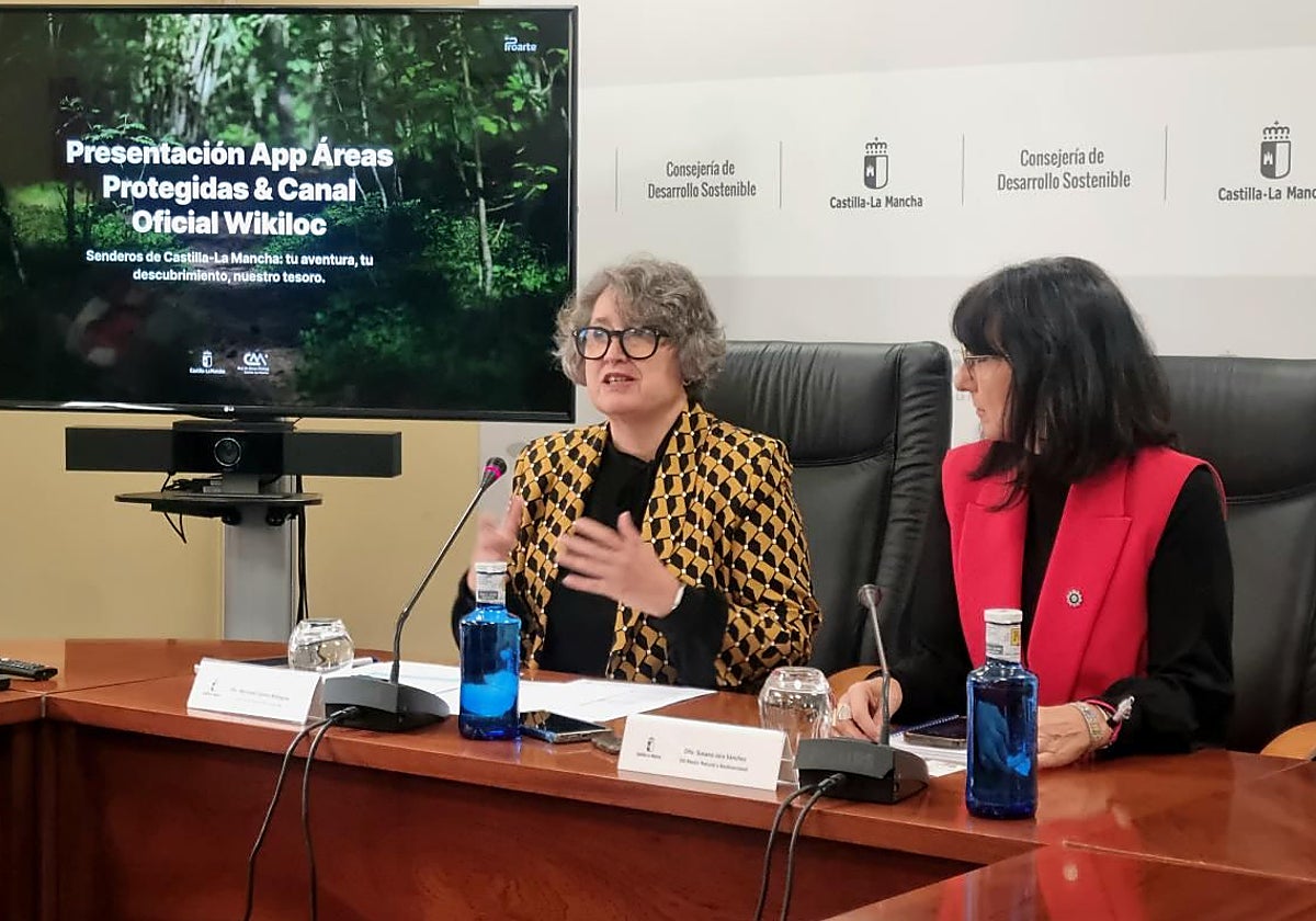 La consejera Mercedes Gómez, acompañada por la directora general de Medio Natural, Susana Jara, durante la presentación de la App