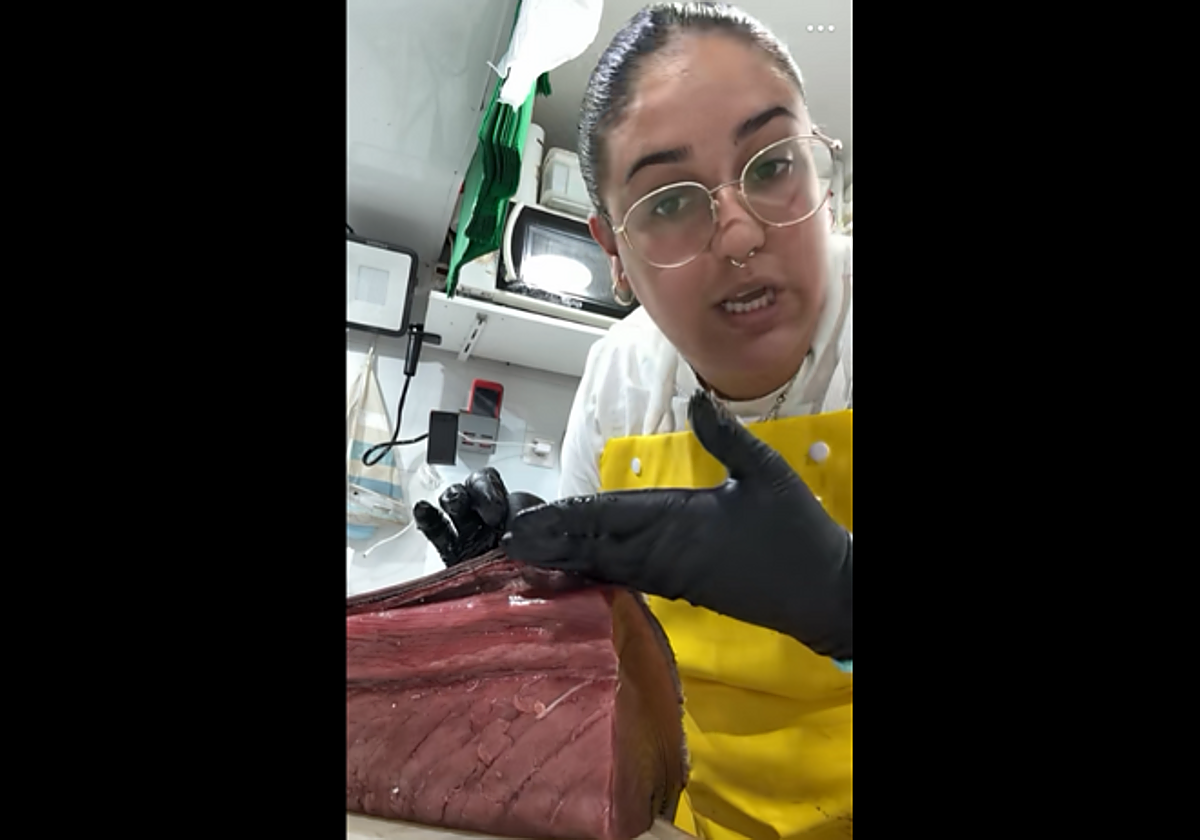 Una pescadera explica por qué el atún de la pescadería lo venden sin piel