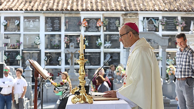 Córdoba se vuelca con la memoria de sus difuntos en los cementerios