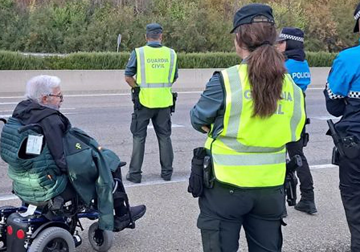 La Guardia Civil de Palencia socorre a un anciano en silla de ruedas que entró por error en una autovía
